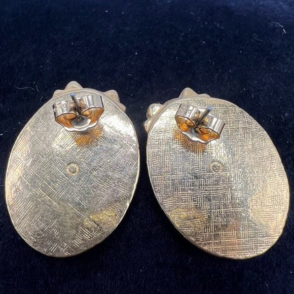 Vintage Avon Pastel Pink Cameo Silhouette Gold Tone Stud Earrings - Picture 4 of 5